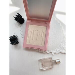 KYLIE COSMETICS quartz pressed illuminating powder